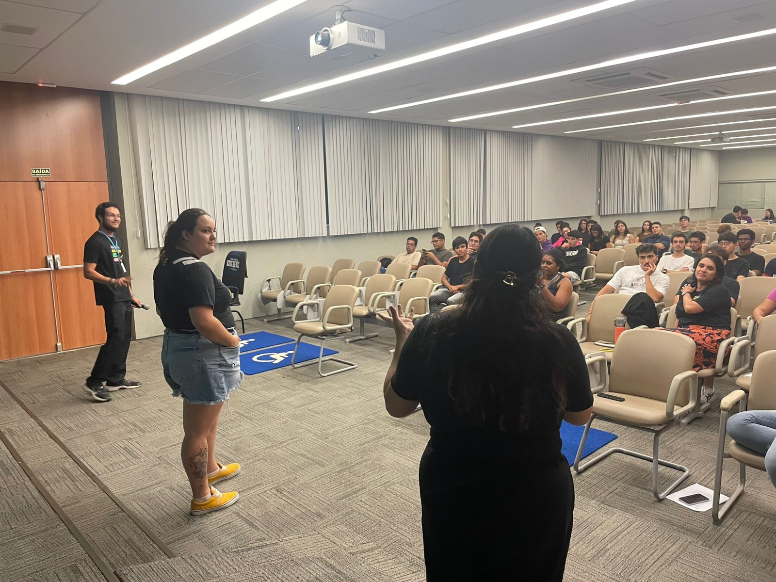 Equipe LUMES apresentando no Mês Zero, uma dinâmica para os calouros