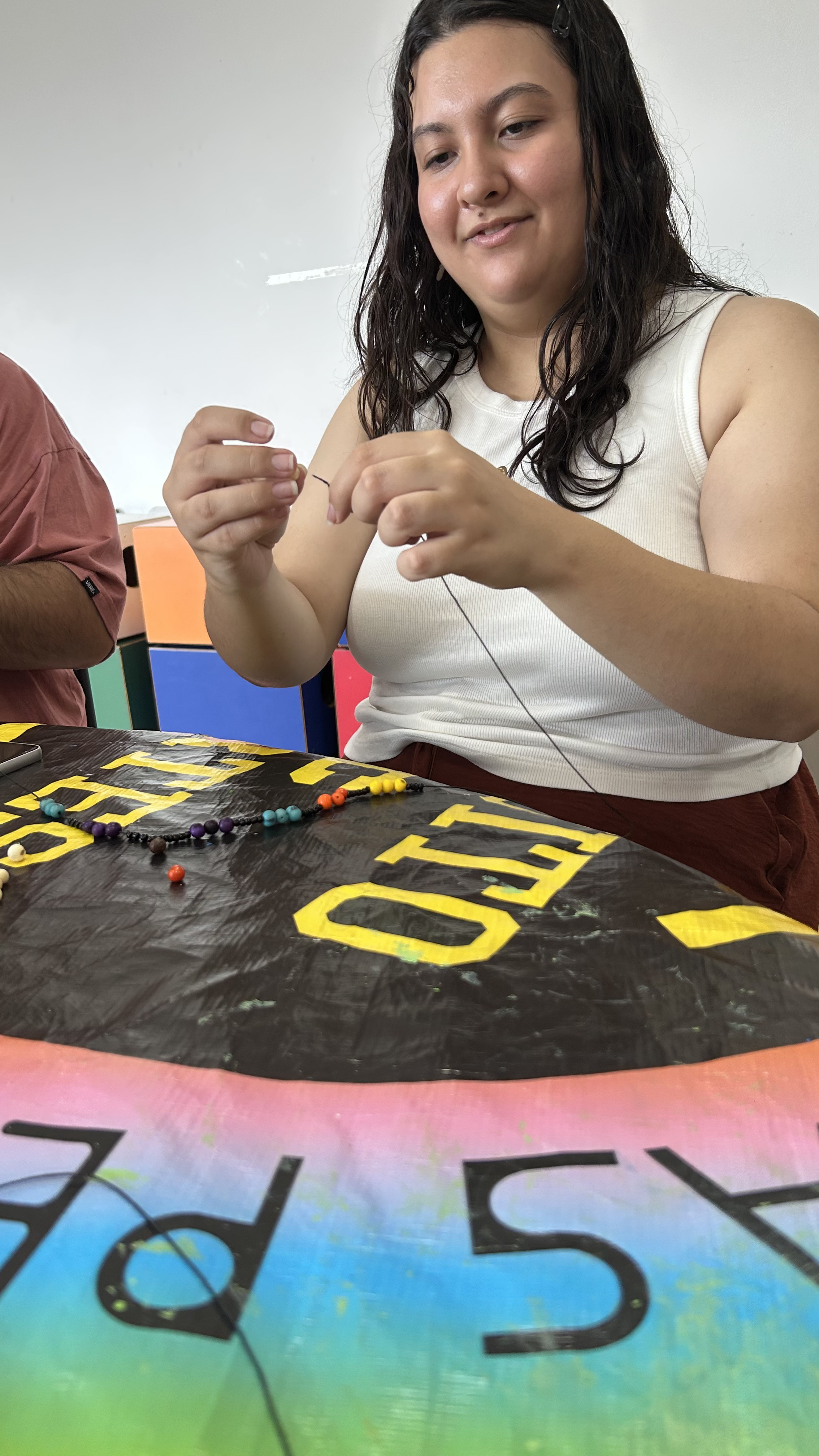 Equipe LUMES participando da oficina de confecção de colares com sementes de açaí e miçangas