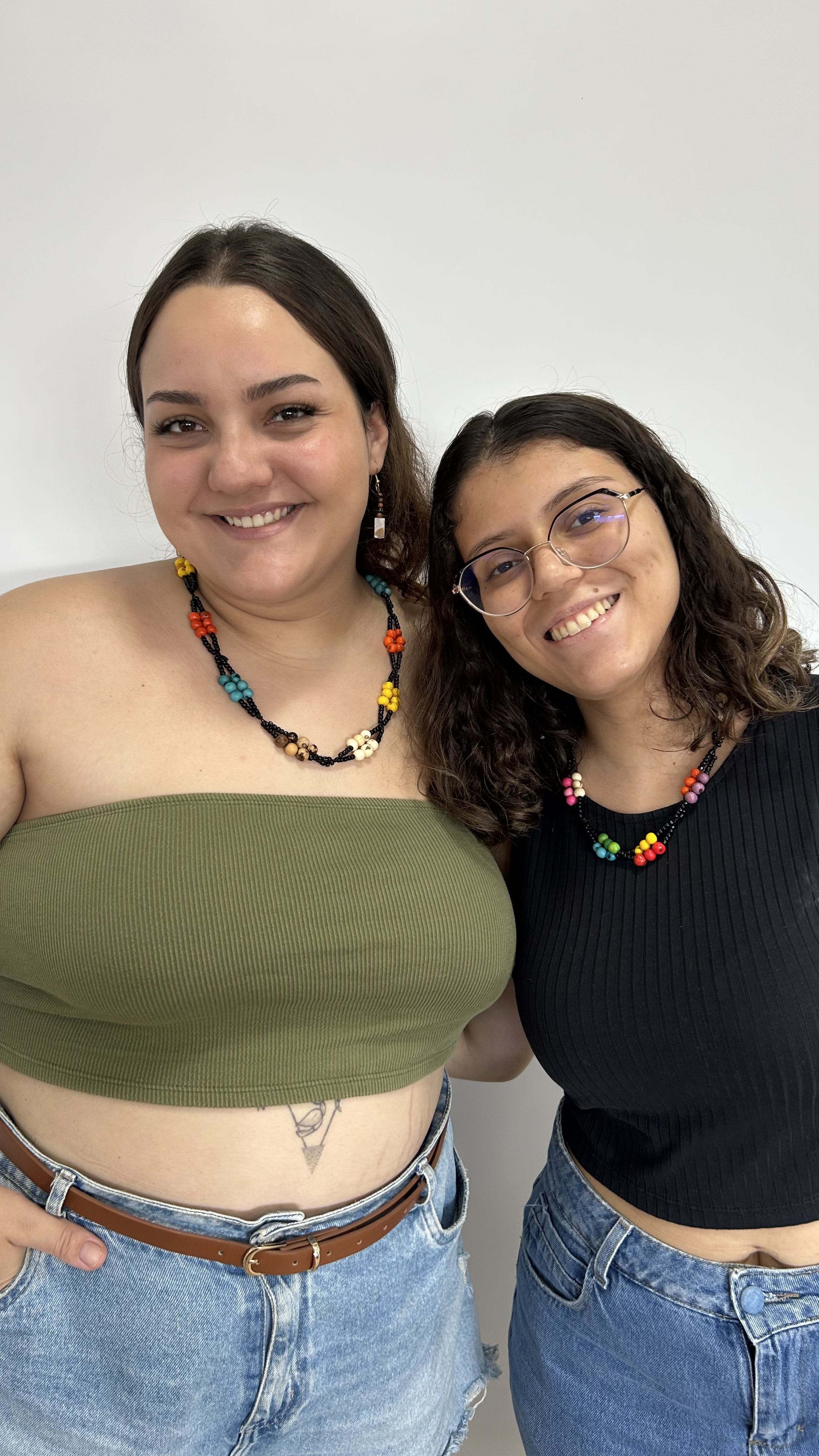 Equipe LUMES participando da oficina de confecção de colares com sementes de açaí e miçangas