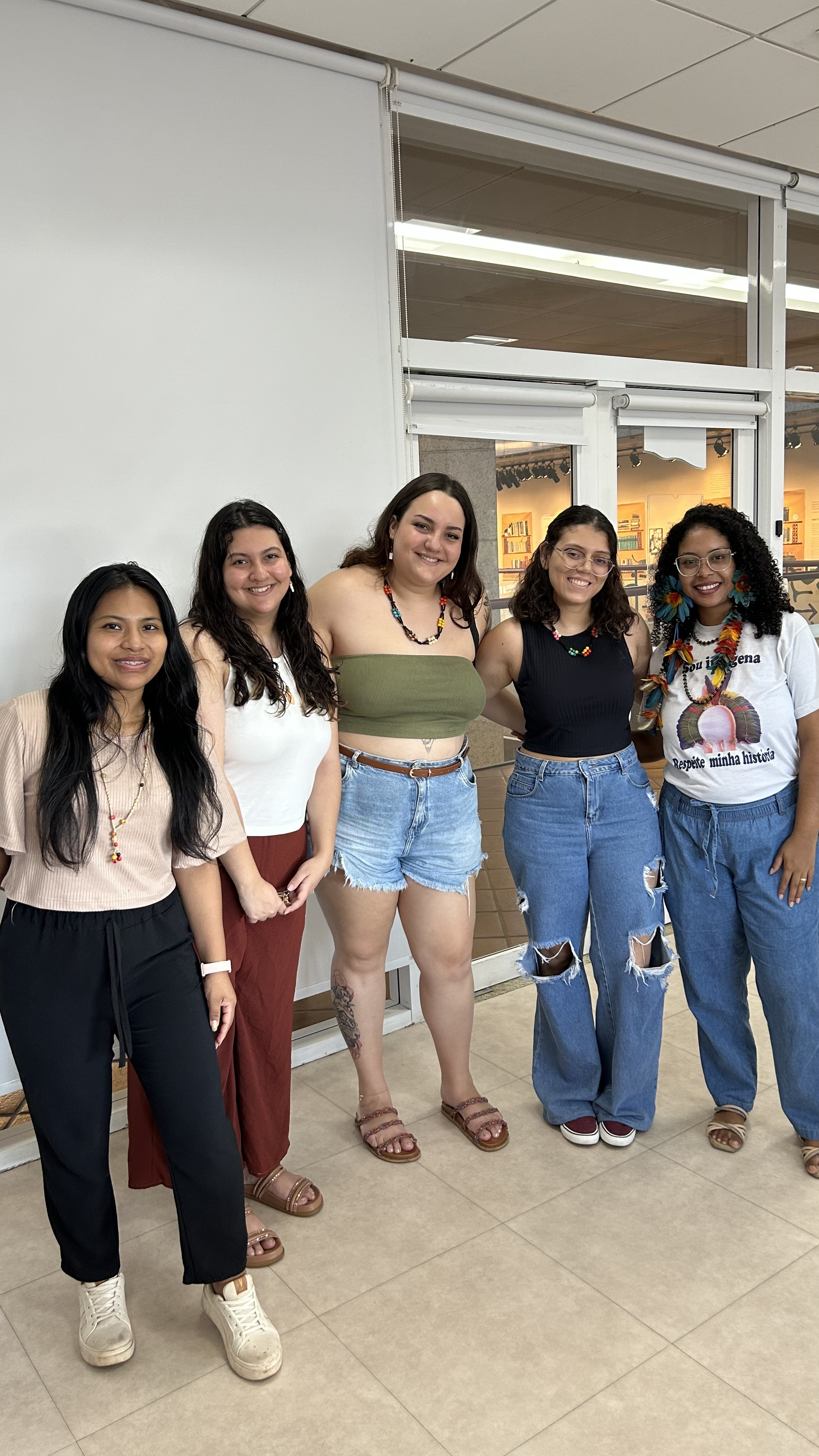 Equipe LUMES participando da oficina de confecção de colares com sementes de açaí e miçangas